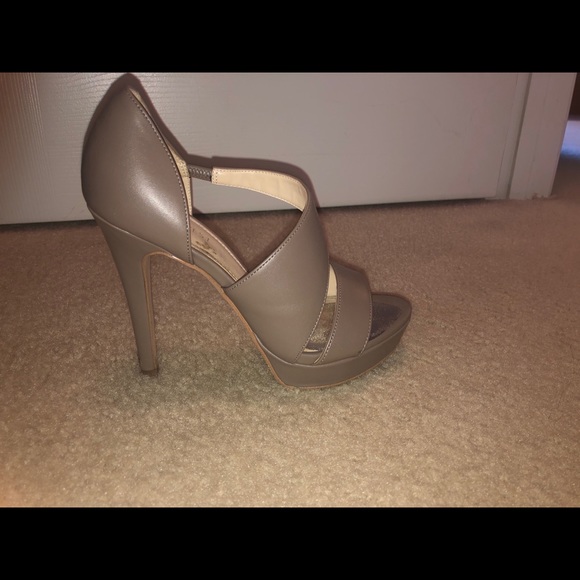 Heels - Picture 4 of 4